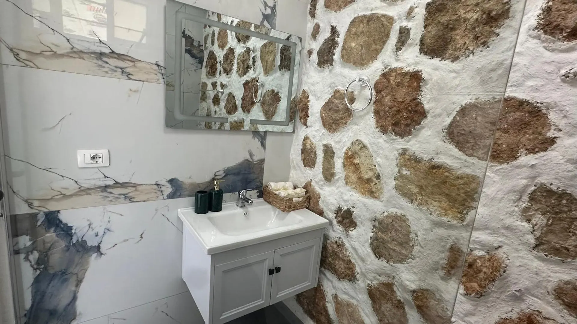 Firauni Studios Vlorë 0*,